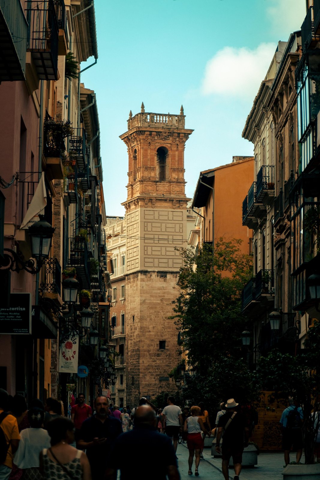 Altstadtgasse mit dem Turm Santa Catalina